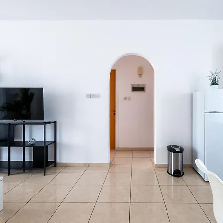Just Renovated Beautiful 2 Bed Apartment In Paphos 5 Min Drive To The Beach