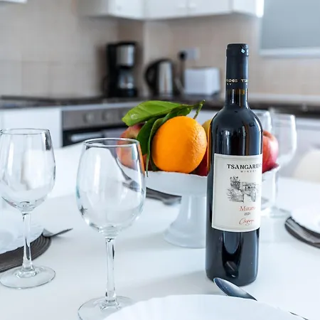 Just Renovated Beautiful 2 Bed In 5 Min Drive To The Apartament