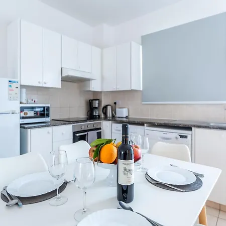 Just Renovated Beautiful 2 Bed Apartment In Paphos 5 Min Drive To The Beach *