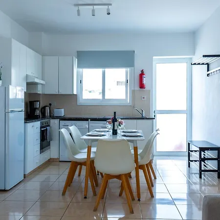 Just Renovated Beautiful 2 Bed Apartment In Paphos 5 Min Drive To The Beach Appartement