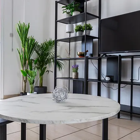 Just Renovated Beautiful 2 Bed In 5 Min Drive To The Apartament *