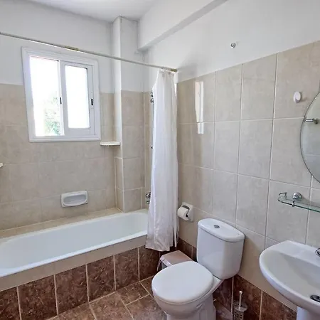 Apartament Just Renovated Beautiful 2 Bed In 5 Min Drive To The Pafos