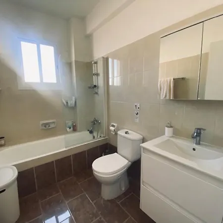 Just Renovated Beautiful 2 Bed Apartment In Paphos 5 Min Drive To The Beach Appartement