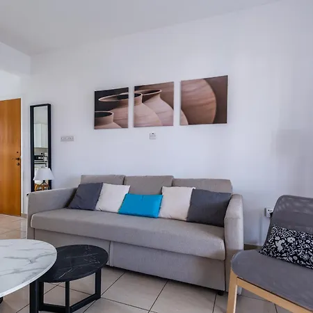 Just Renovated Beautiful 2 Bed Apartment In Paphos 5 Min Drive To The Beach *