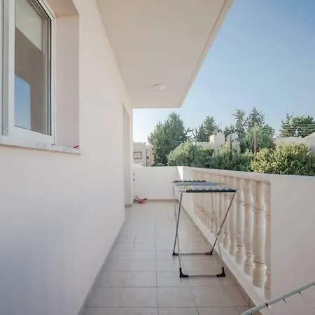 Just Renovated Beautiful 2 Bed Apartment In Paphos 5 Min Drive To The Beach *
