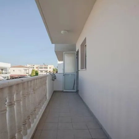 Just Renovated Beautiful 2 Bed In 5 Min Drive To The * Paphos