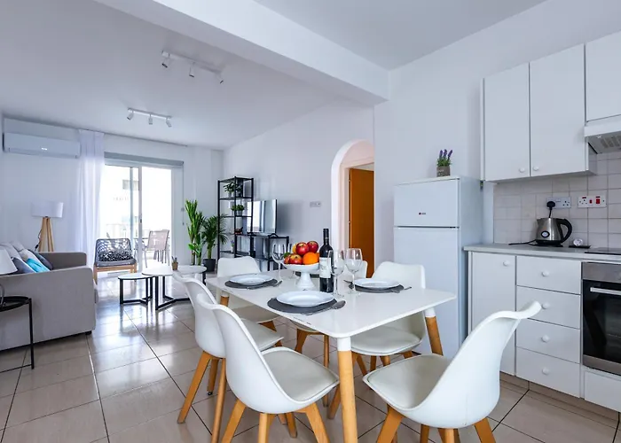 Just Renovated Beautiful 2 Bed In 5 Min Drive To The パ フォス