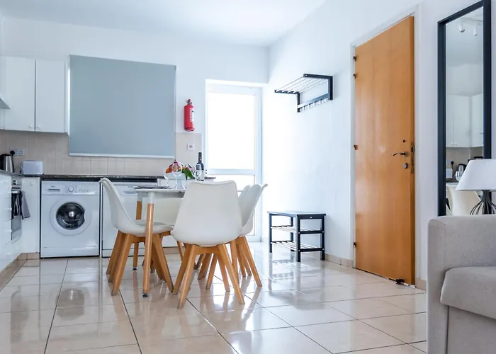 Just Renovated Beautiful 2 Bed In 5 Min Drive To The