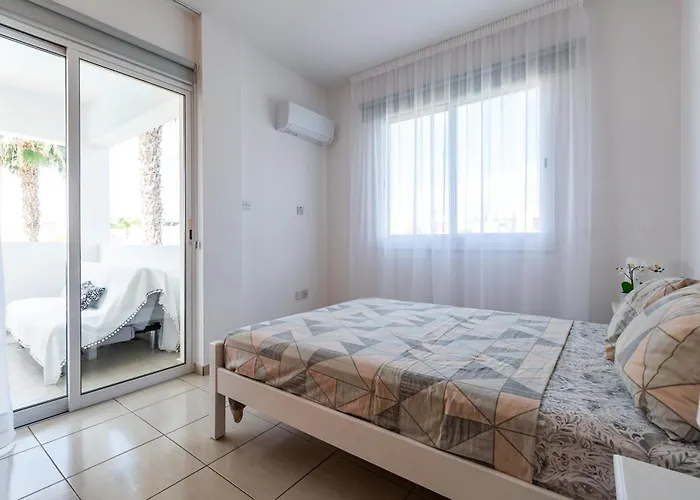 Just Renovated Beautiful 2 Bed In 5 Min Drive To The *