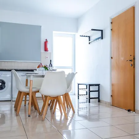 Just Renovated Beautiful 2 Bed In 5 Min Drive To The