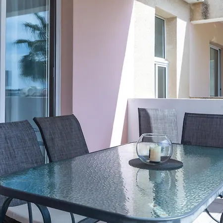 Апартаменты Just Renovated Beautiful 2 Bed In 5 Min Drive To The Пафос