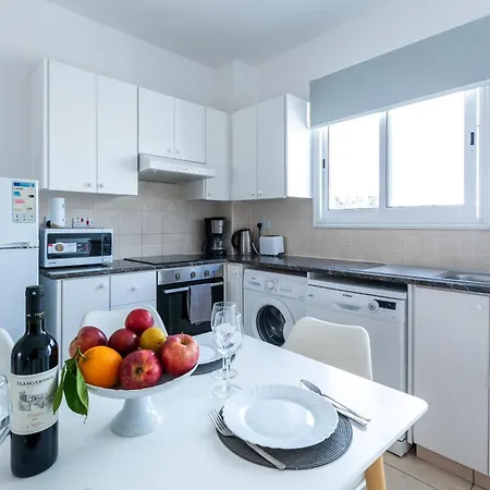 Just Renovated Beautiful 2 Bed In 5 Min Drive To The