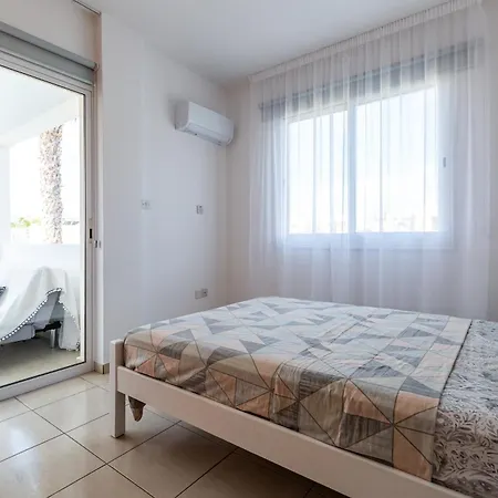 Just Renovated Beautiful 2 Bed In 5 Min Drive To The *