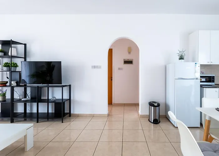 Just Renovated Beautiful 2 Bed In 5 Min Drive To The