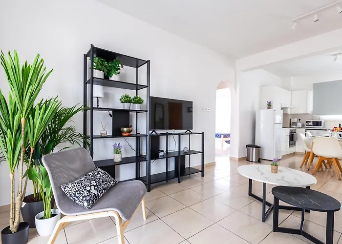 Just Renovated Beautiful 2 Bed In 5 Min Drive To The Apartamento Paphos