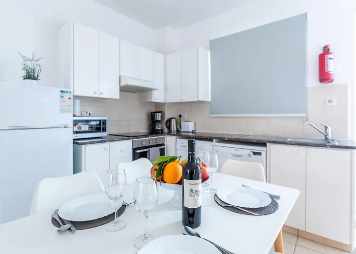 Just Renovated Beautiful 2 Bed In 5 Min Drive To The *