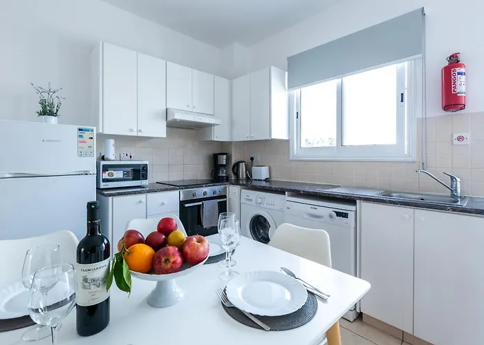 Just Renovated Beautiful 2 Bed In 5 Min Drive To The