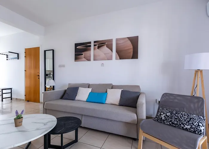 Just Renovated Beautiful 2 Bed In 5 Min Drive To The *