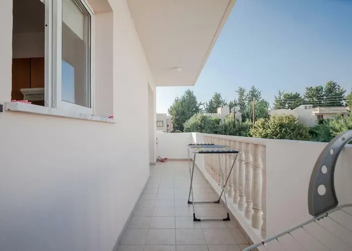 Just Renovated Beautiful 2 Bed In 5 Min Drive To The *