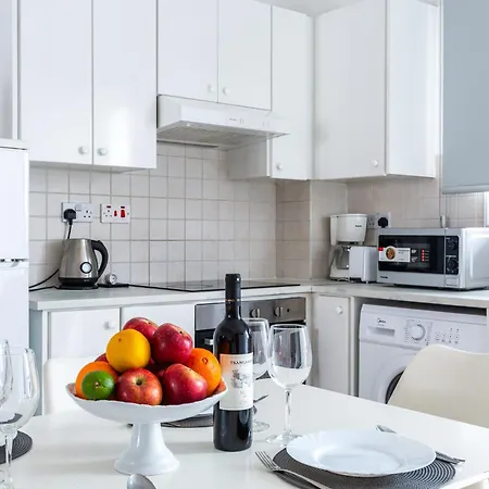 Just Renovated Beautiful 2 Bed In 5 Min Drive To The بافوس