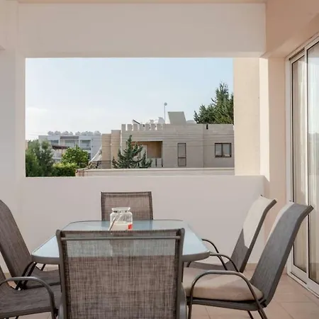 Just Renovated Beautiful 2 Bed In 5 Min Drive To The بافوس